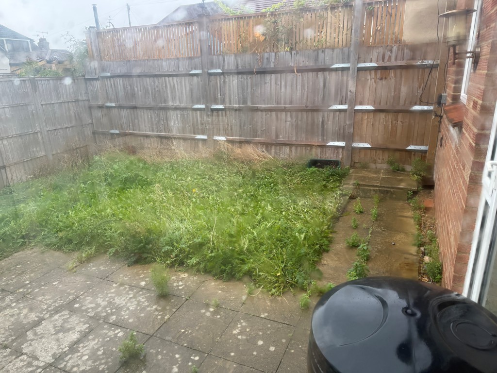 Lot: 36 - FORMER DOCTORS SURGERY WITH POTENTIAL FOR RESIDENTIAL CONVERSION - GF patio area with lawn
